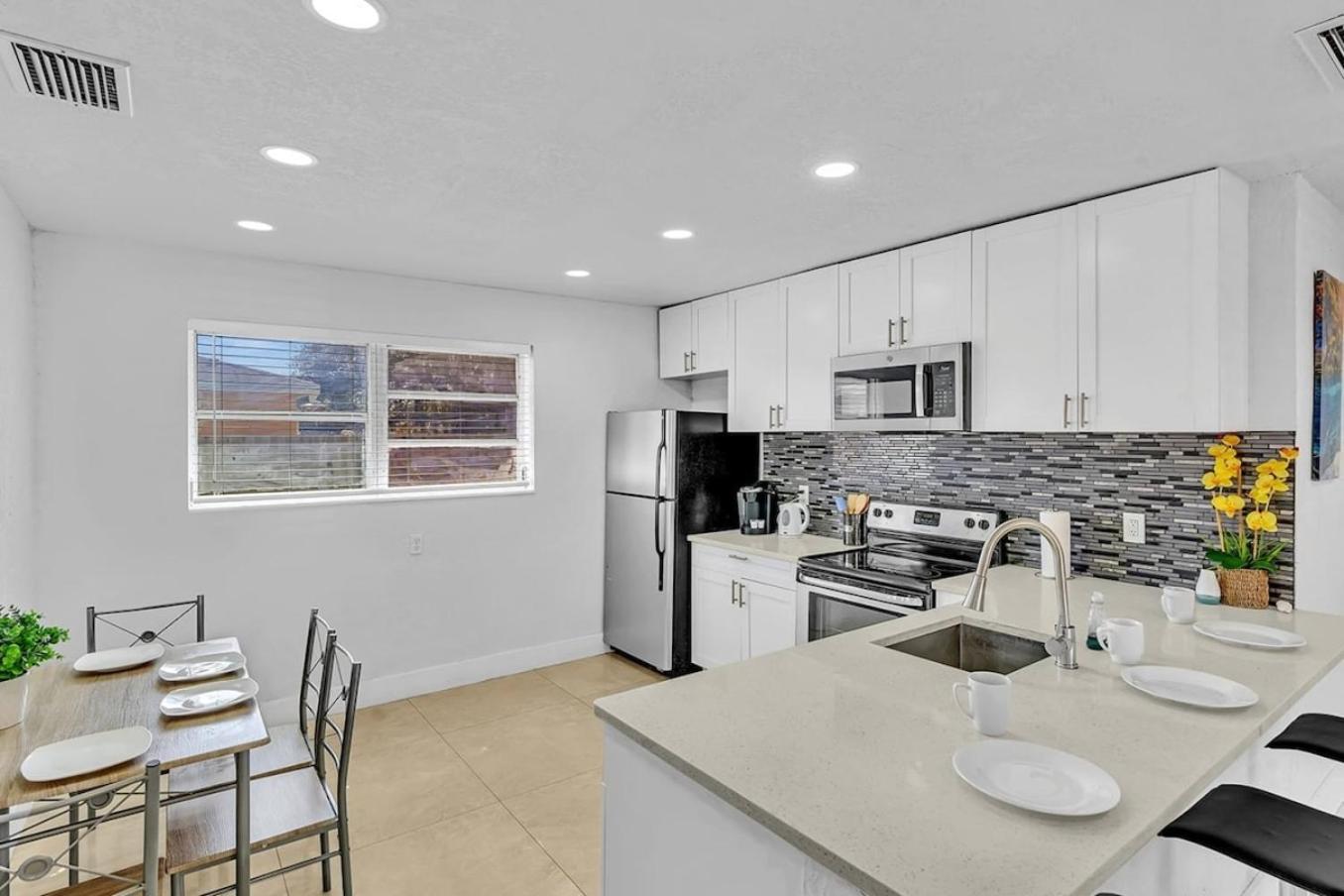 New Stylish 2 Bdrm Mins To Beach & Aventura Mall Hallandale Beach Exterior photo
